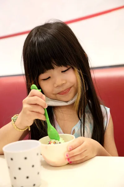 Das Asiatische Kind Isst Eis — Stockfoto