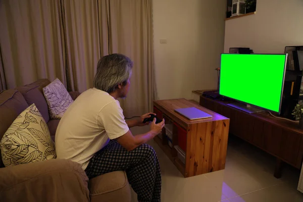 Starszy Azjata Siedzący Kanapie Oglądający Telewizję — Zdjęcie stockowe