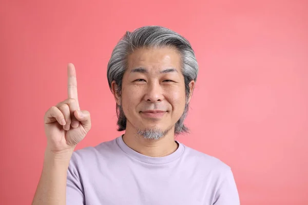 Portrait Homme Asiatique Senior Sans Peau Retouchée Dans Fond Rose — Photo