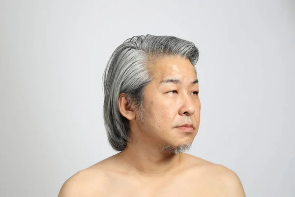 Πορτραίτο Ενός Ηλικιωμένου Ασιάτη Χωρίς Δέρμα Στο Λευκό Φόντο — Φωτογραφία Αρχείου