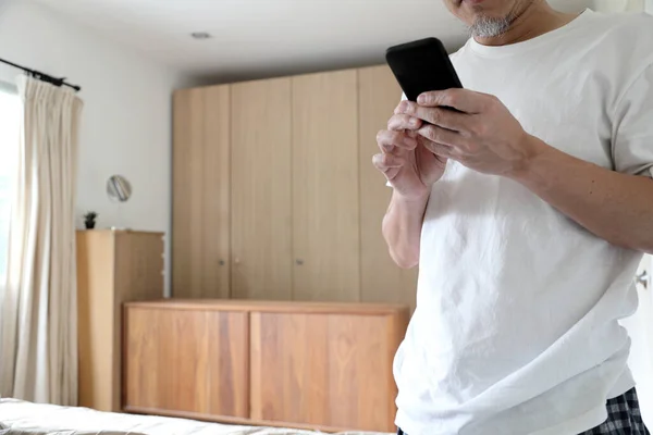 Hombre Asiático Senior Usando Teléfono Inteligente Dormitorio — Foto de Stock