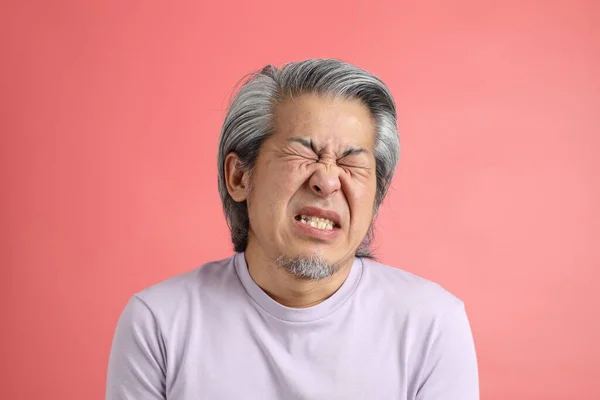 Hombre Asiático Mayor Retrato Sin Piel Retocada Fondo Rosa — Foto de Stock