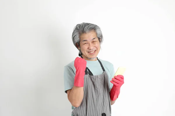 Senior Aziatische Huishoudster Staan Witte Achtergrond — Stockfoto