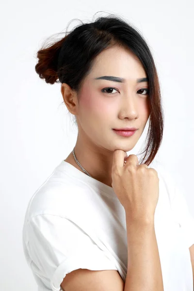 Mujer Asiática Pie Sobre Fondo Blanco —  Fotos de Stock