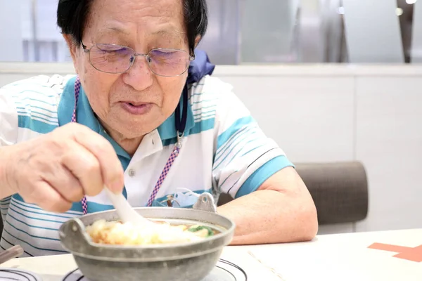 Hombre Asiático Mayor Comiendo Comida Japonesa Restaurante — Foto de Stock