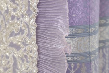 Beyaz arka planda Tayland elbisesi giyen kadın..