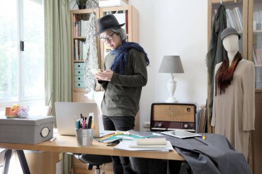 Stüdyoda çalışan büyük Asyalı tasarımcı..