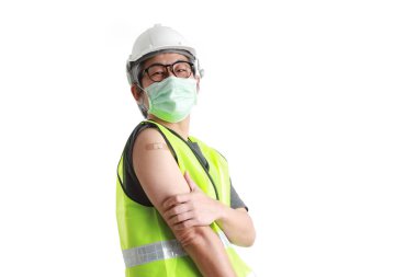 Omzunda alçı gösteren Asian işçiliği..