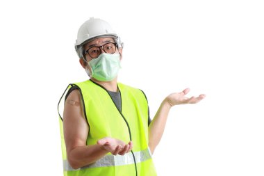 Omzunda alçı gösteren Asian işçiliği..