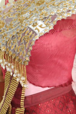 Beyaz arka planda Tayland elbisesi giyen kadın..