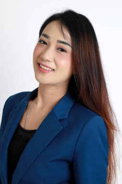 Beyaz arka planda duran Asyalı kadın..