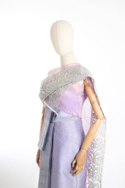 Beyaz arka planda Tayland elbisesi giyen kadın..