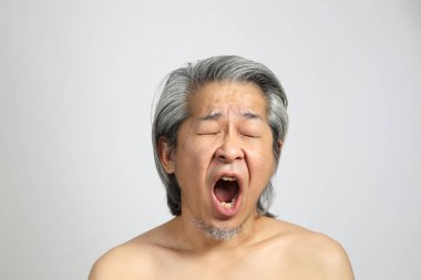 Beyaz arka planda rötuşsuz üst düzey Asyalı portresi..