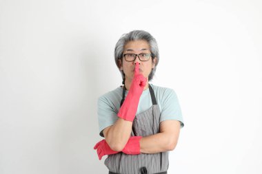 Beyaz arka planda duran kıdemli Asyalı hizmetçi..