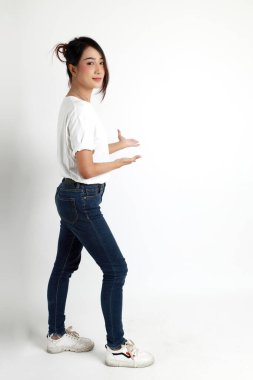 Beyaz arka planda duran Asyalı kadın..