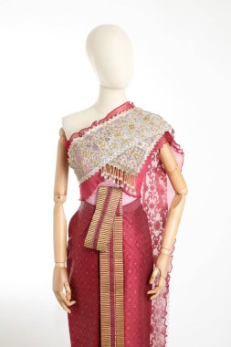 Beyaz arka planda Tayland elbisesi giyen kadın..