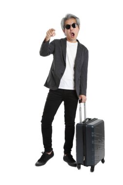 Beyaz arka planda bagajı olan kıdemli Asyalı işadamı..