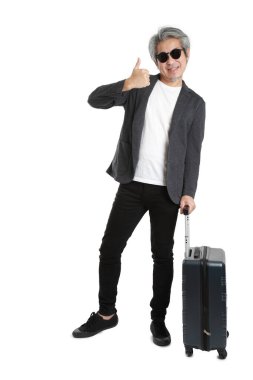 Beyaz arka planda bagajı olan kıdemli Asyalı işadamı..