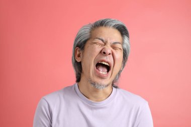 Pembe arka planda rötuşsuz bir Asyalı portresi..