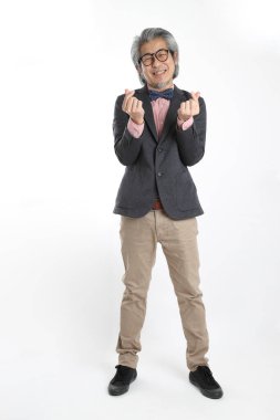 Beyaz arka planda duran kıdemli Asyalı öğretmen..