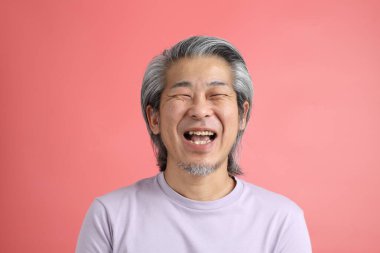 Pembe arka planda rötuşsuz bir Asyalı portresi..