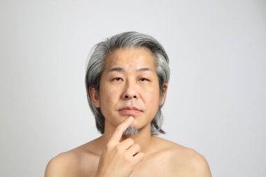 Beyaz arka planda rötuşsuz üst düzey Asyalı portresi..