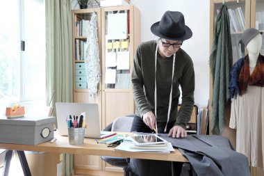 Stüdyoda çalışan büyük Asyalı tasarımcı..