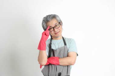 Beyaz arka planda duran kıdemli Asyalı hizmetçi..