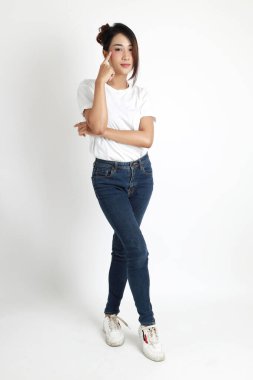 Beyaz arka planda duran Asyalı kadın..