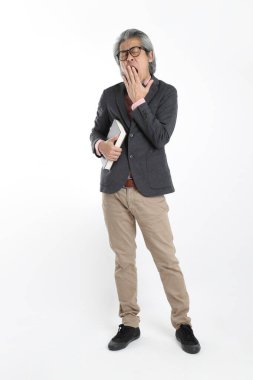 Beyaz arka planda duran kıdemli Asyalı öğretmen..