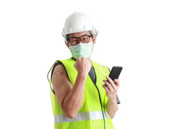 Omzunda alçı gösteren Asian işçiliği..