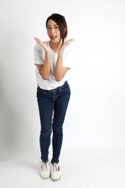 Beyaz arka planda duran Asyalı kadın..