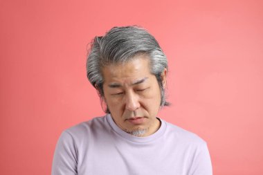 Pembe arka planda rötuşsuz bir Asyalı portresi..