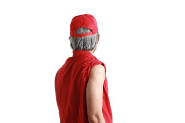 Omzunda alçı olan Asyalı haberci beyaz arka planda duruyor..