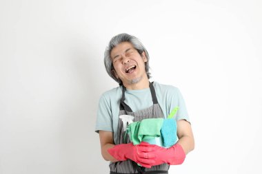 Beyaz arka planda duran kıdemli Asyalı hizmetçi..