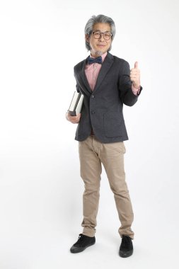 Beyaz arka planda duran kıdemli Asyalı öğretmen..