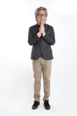 Beyaz arka planda duran kıdemli Asyalı öğretmen..