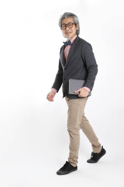 Beyaz arka planda duran kıdemli Asyalı öğretmen..