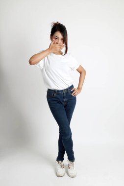 Beyaz arka planda duran Asyalı kadın..