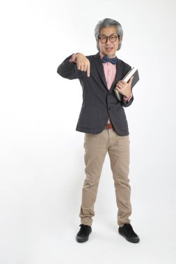 Beyaz arka planda duran kıdemli Asyalı öğretmen..