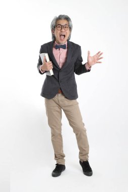 Beyaz arka planda duran kıdemli Asyalı öğretmen..