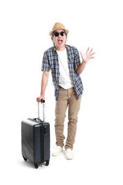 Beyaz arka planda bagajı olan kıdemli Asyalı adam..