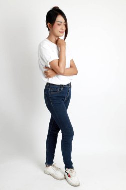 Beyaz arka planda duran Asyalı kadın..
