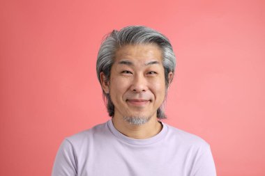 Pembe arka planda rötuşsuz bir Asyalı portresi..