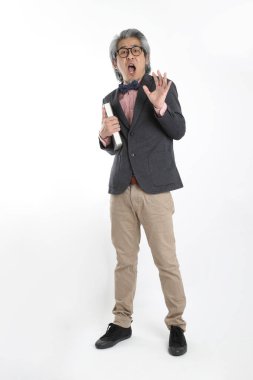 Beyaz arka planda duran kıdemli Asyalı öğretmen..