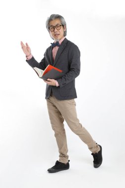 Beyaz arka planda duran kıdemli Asyalı öğretmen..