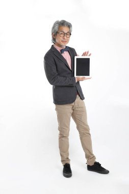 Beyaz arka planda duran kıdemli Asyalı öğretmen..