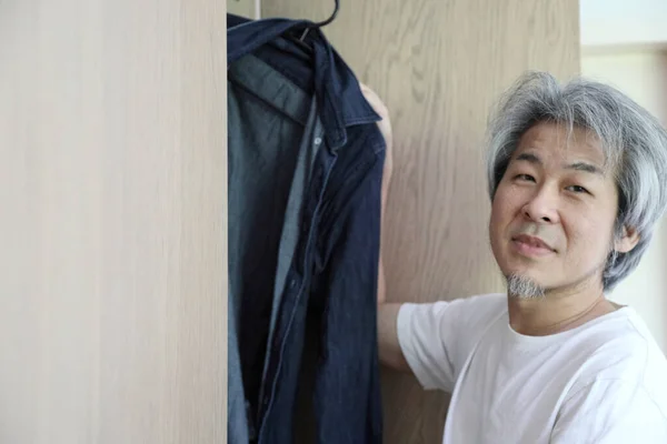 Uomo Asiatico Più Anziano Che Sceglie Vestiti Nella Camera Letto — Foto Stock