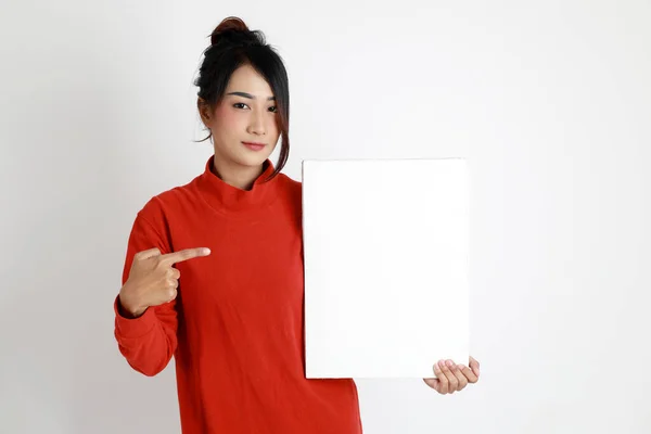 白地に立つアジア系女性 — ストック写真