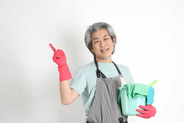 Senior Aziatische Huishoudster Staan Witte Achtergrond — Stockfoto